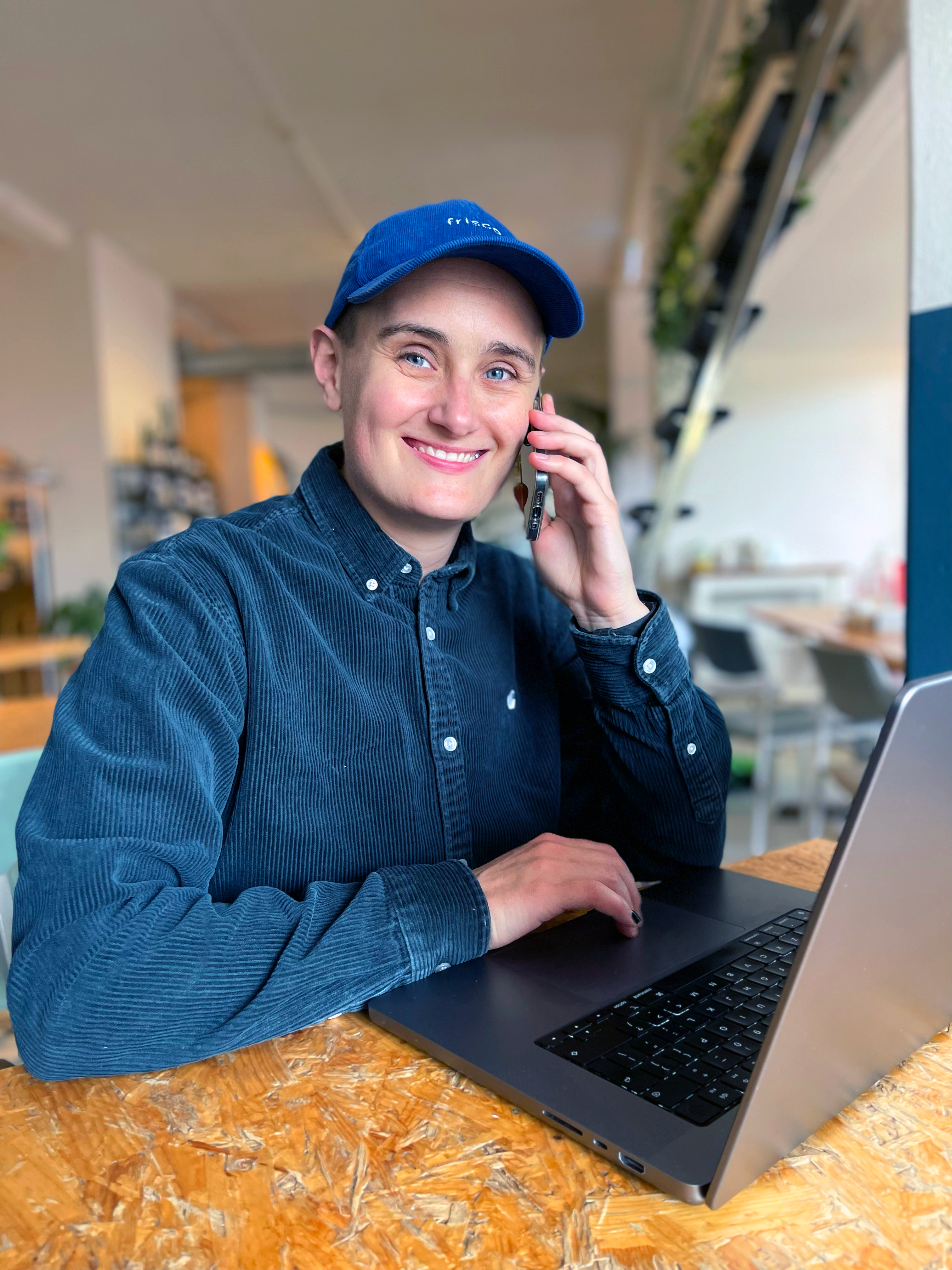 Santi met computer en telefoon